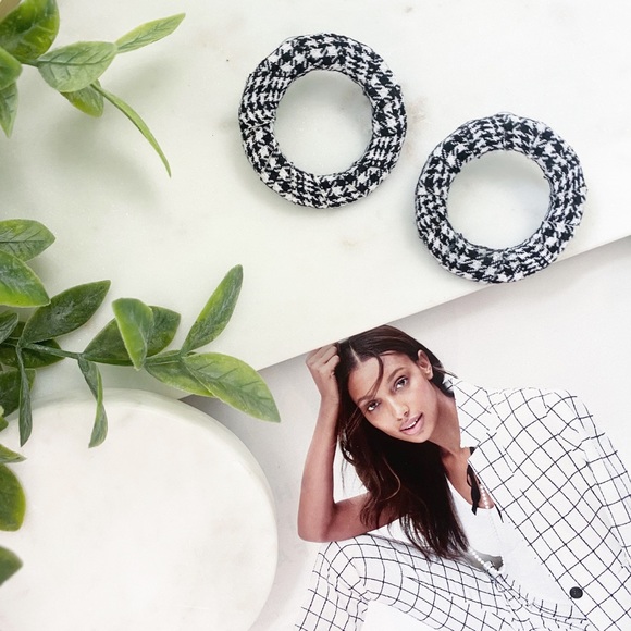 "Ingrid" Earrings || Black Houndstooth Hoop - Picture 3 of 10